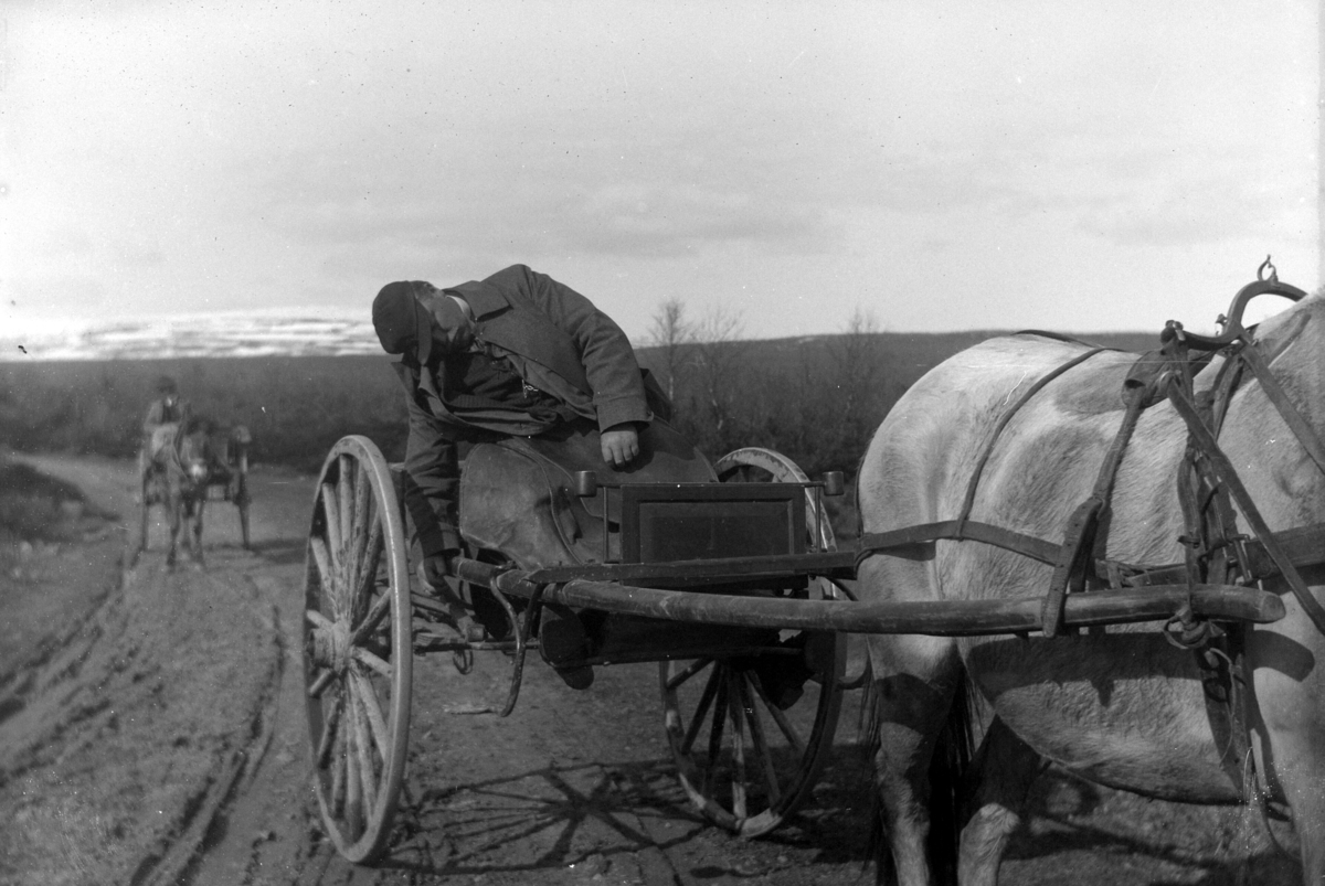 Ole Hansen Løken, HEST OG KARJOL, HESTEKJØRETØY, KUSK, SKYSSKAR, TAR EN HVIL, SOVER.