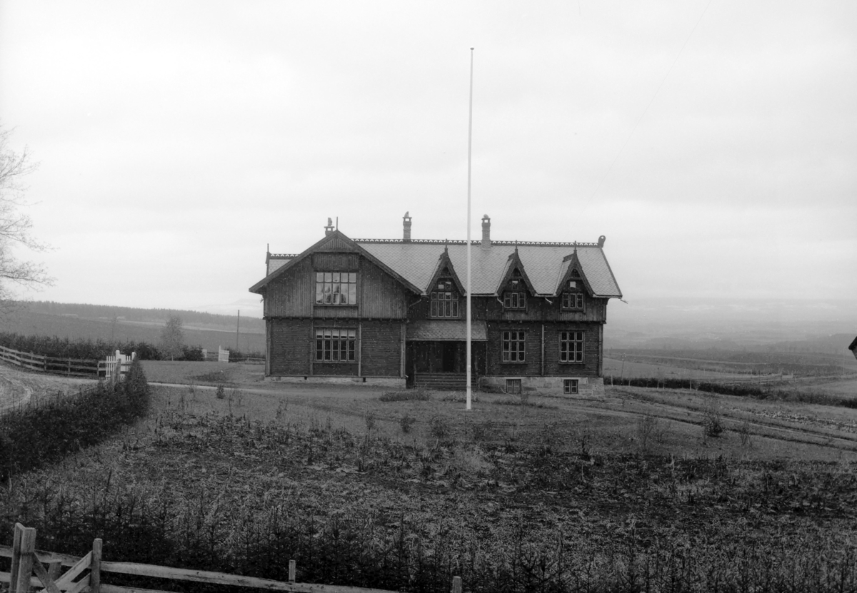 Ole Hansen Løken, Jønsberg Landbruksskole. Økonomibygningen på Jønsberg Landbruksskole, tegnet av Holm Hansen Munthe, 1895 .