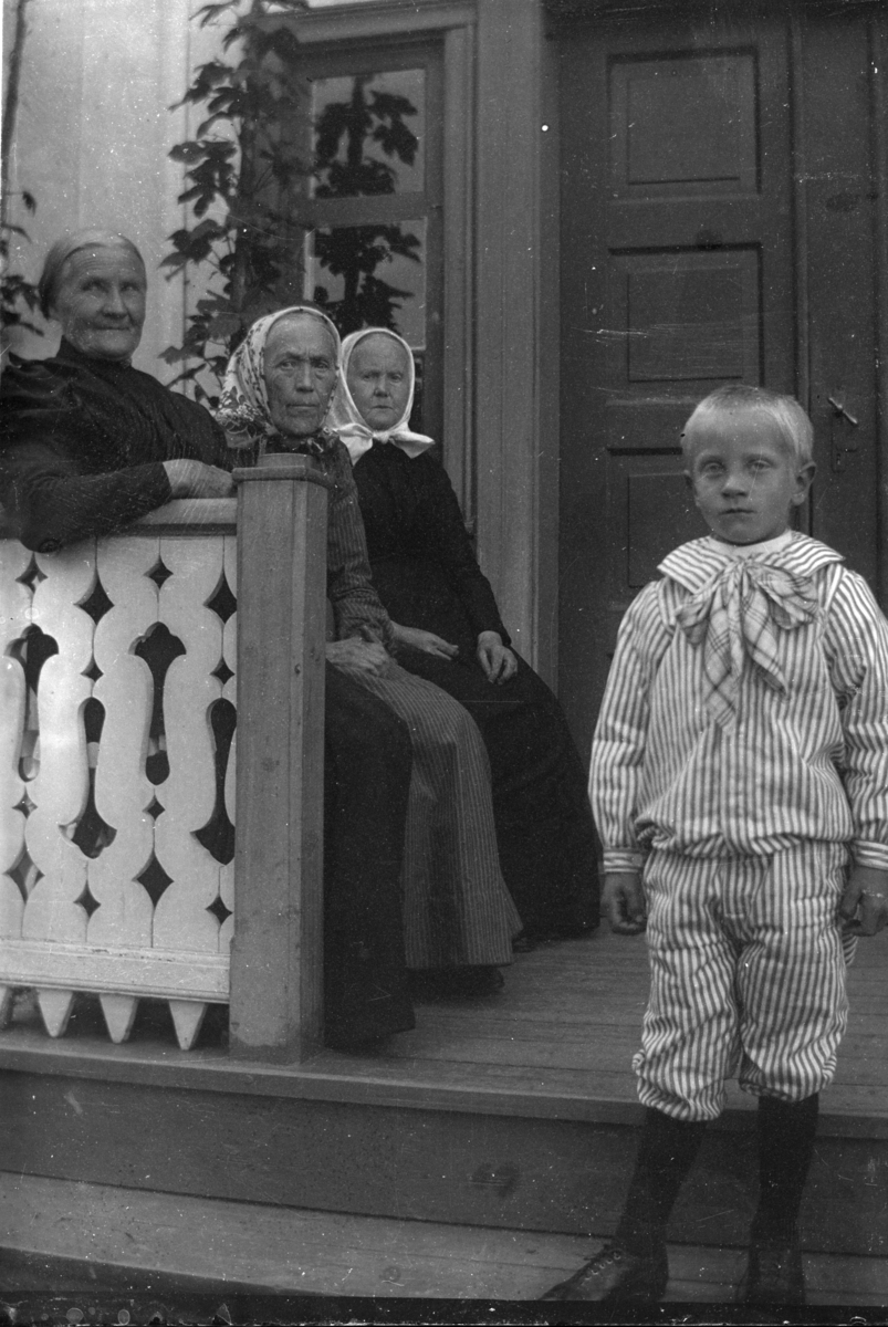 Ole Hansen Løken, FØDERÅDSKONER PÅ LØKEN ØSTRE, F. V. UKJENT, MARTHE ERIKSDATTER? LØKEN, MARTE UKJENT. GUTTEN FORAN ER FRA ULVEN.