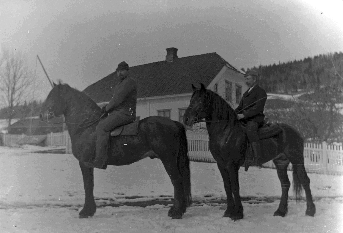 Ole Hansen Løken, TO UKJENTE MENN PÅ HESTERYGGEN. LØKEN ØSTRE, VELDRE.