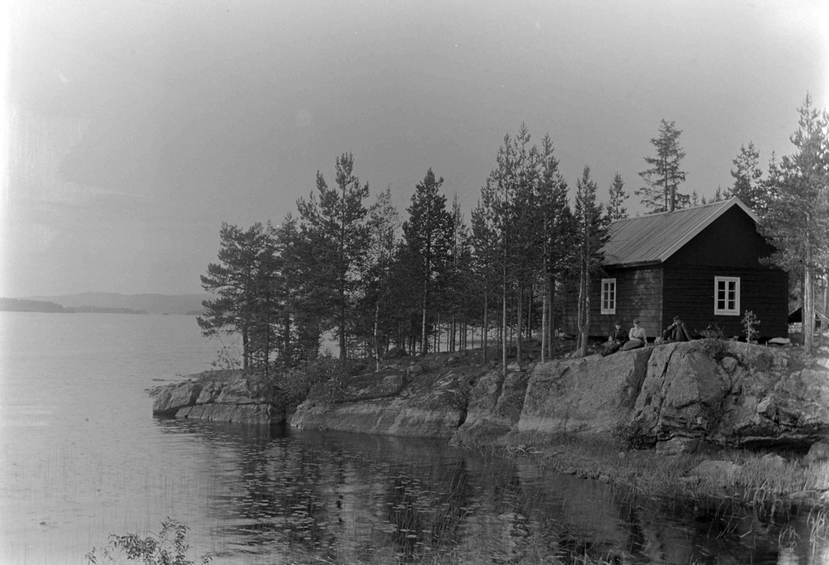 Ole Hansen Løken, Hytte, Buvika i Næroset. Etter at Moelven brug solgte Steinsmarka leide Ole Løken sammen noen andre enne hytta.