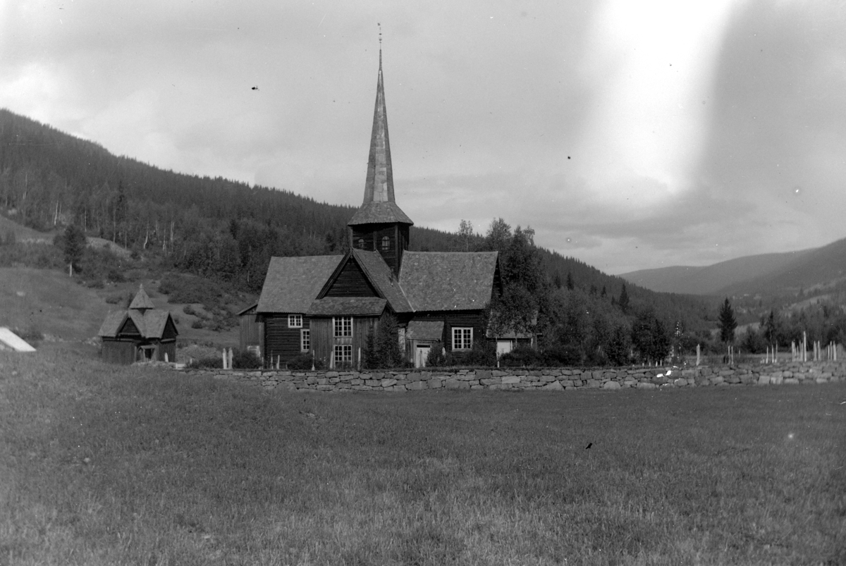Ole Hansen Løken, Bruflat kirke i Etnedal kommune, Oppland. Bildet er tatt før kirka ble restaurert i 1909-1912.