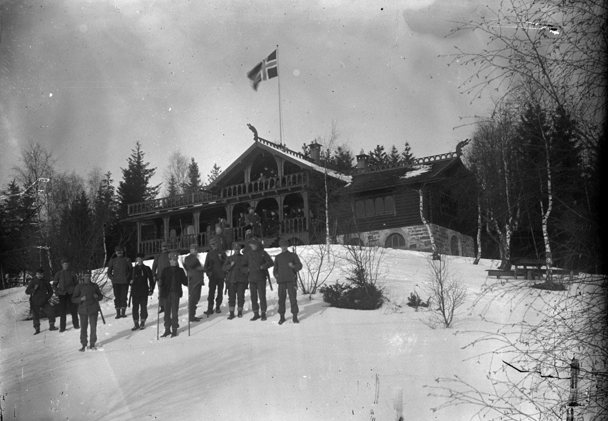 Johannes Larsen Alhaug, Skistua på Alhaug, Hamar. Skytterlagsmedlemmer utenfor.