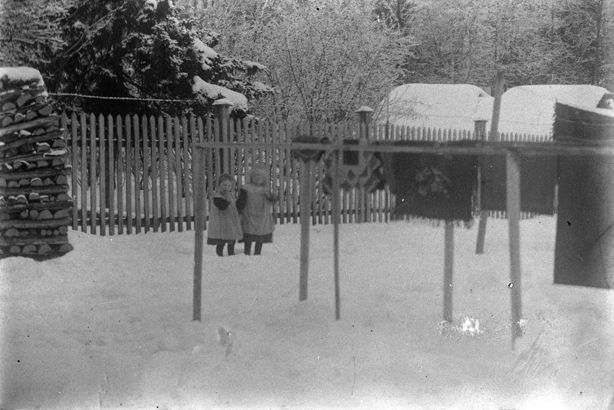 Johannes Larsen Alhaug, Karen og Margit Alhaug på en gårdsplass. Holmsgården, St. Olavsgate 66, Hamar.