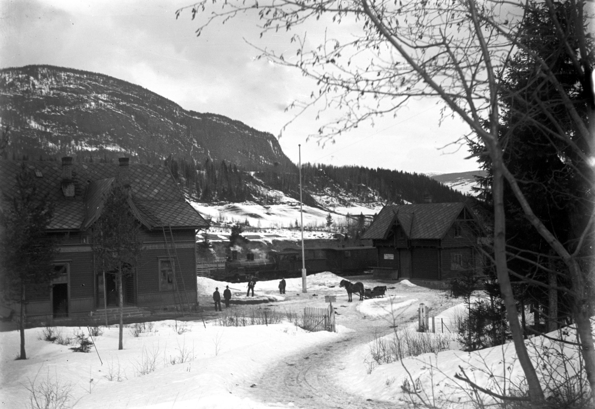 Johannes Larsen Alhaug, Hunder stasjon i Gudbrandsdalen. Et tog på perongen. Hest med slede.