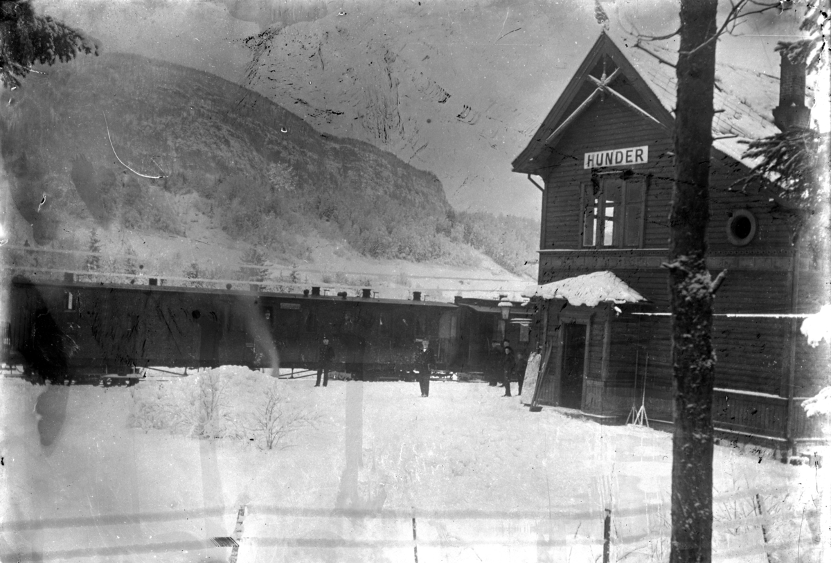 Johannes Larsen Alhaug, Togvogner på Hunder stasjon i Gudbrandsdalen.