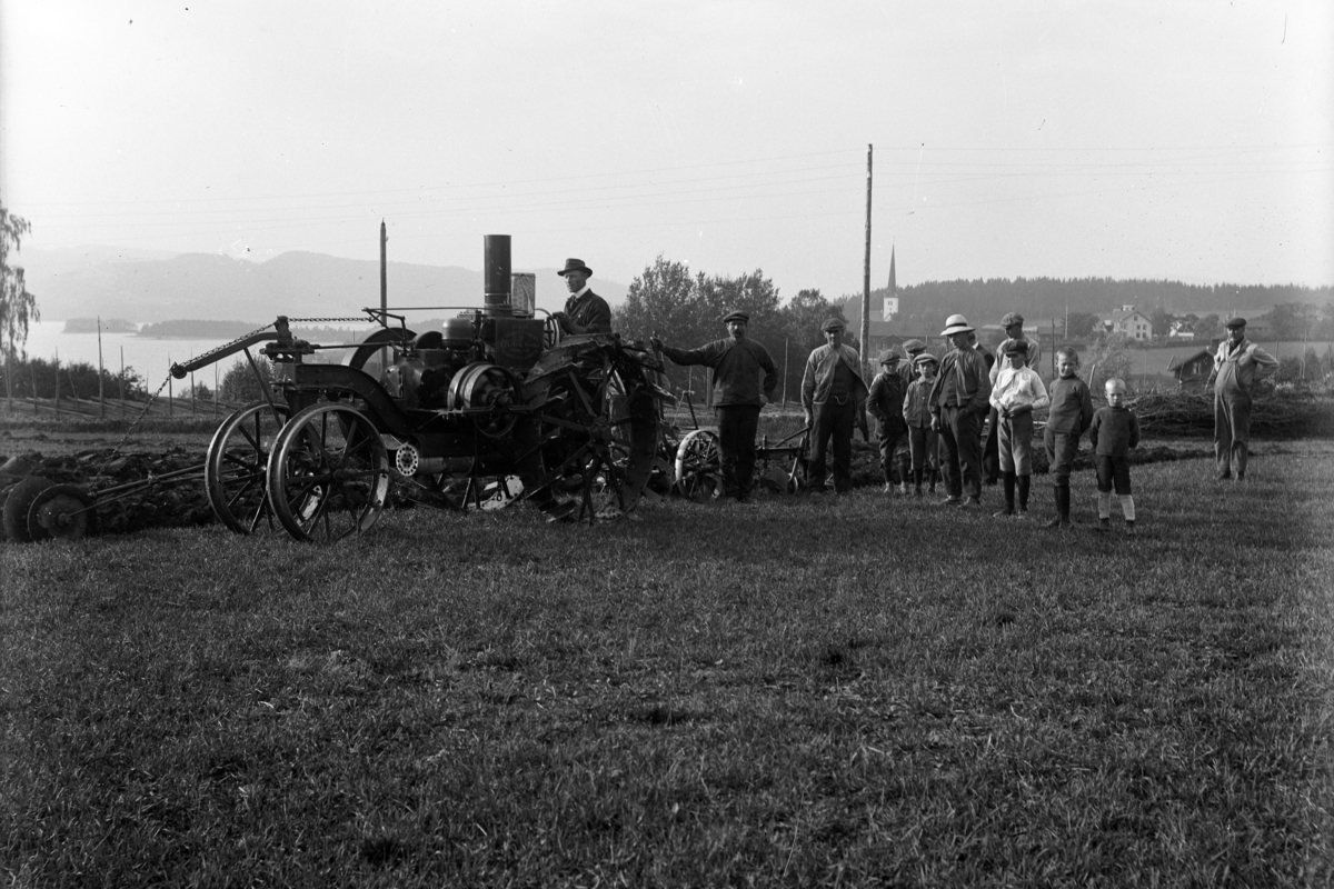 Mikkel Sveinhaug, PLØYING MED JERNTRAKTOR, "INTERNATIONAL" RINGSAKER. Mogul traktor, modell 1917. Demonstrasjon.