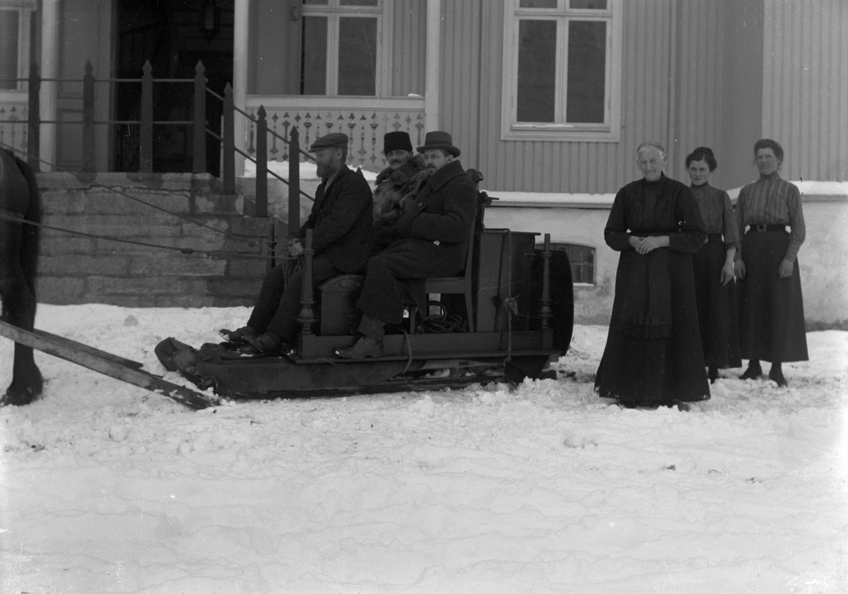 Mikkel Sveinhaug, TINGVANG. RINGSAKER SPAREBANK OPPRETTET 1847 HADDE SINE FØRSTE LOKALER I ÆKERBYGNINGEN, OVERFLYTTET TIL TINGVANG I 1891 OG 22. APRIL 1918 FLYTTER DE TIL MOELV. F. V KUSK HUSMANN JOHANNES STORSTAFF, BANKSJEF JOHAN RØR I PELS, OG KASSERER HALFDAN SKAPPEL, HUSMOR PÅ TINGVANG ELI SKAPPEL, MED SINE ASSI…