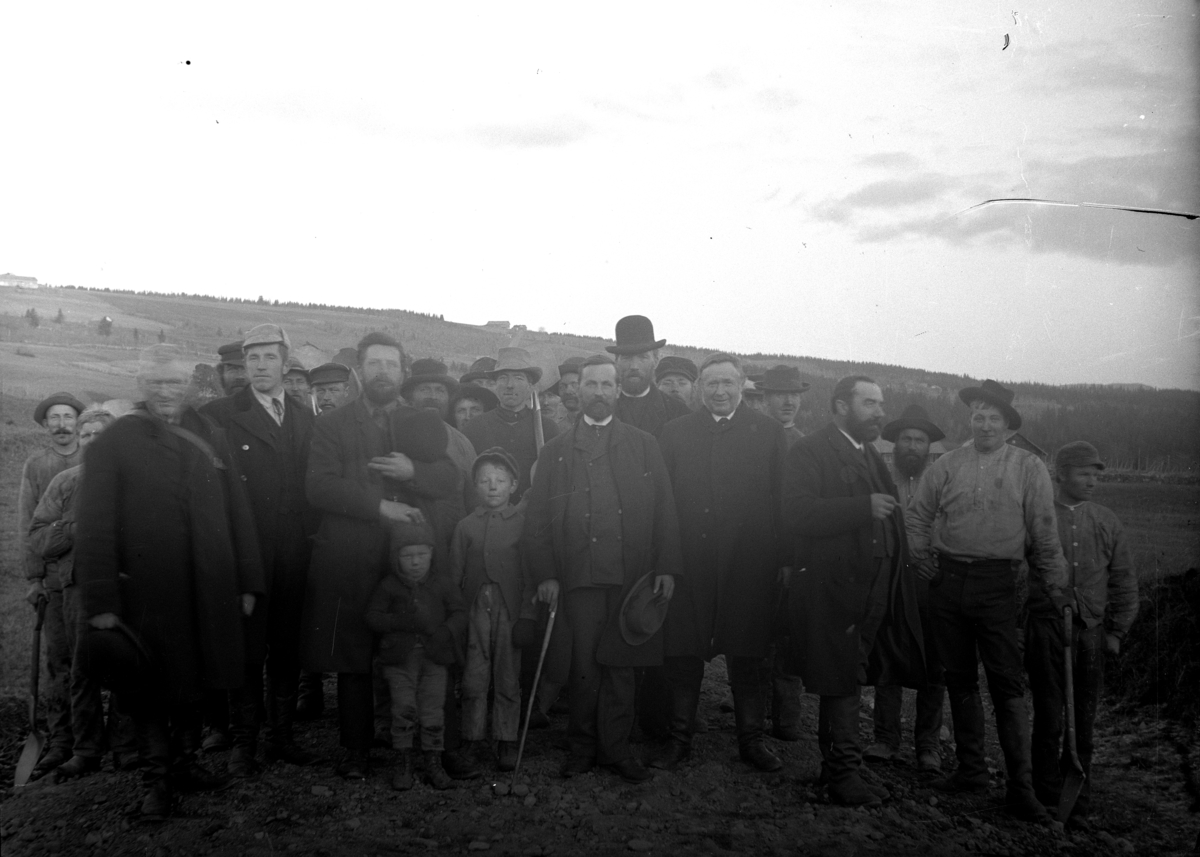Ole Hansen Løken, LØKENDALEN, LØKJEDALEN, RUDSHØGDA, VELDRE i Ringsaker. KJENTE PERSONER PÅ BILDET FORAN F. V. KONTRAKTØR RENNEBERG, NR. 2 OLE LØKEN, NR. 4 F. H. ANTON FJELLSTAD, DE ØVRIGE UKJENTE. GRUPPE VEGARBEIDERE OG BØNDER SAMLET I FORBINDELSE MED VEGUTBYGGING I LØKJEDALEN I VELDRE.