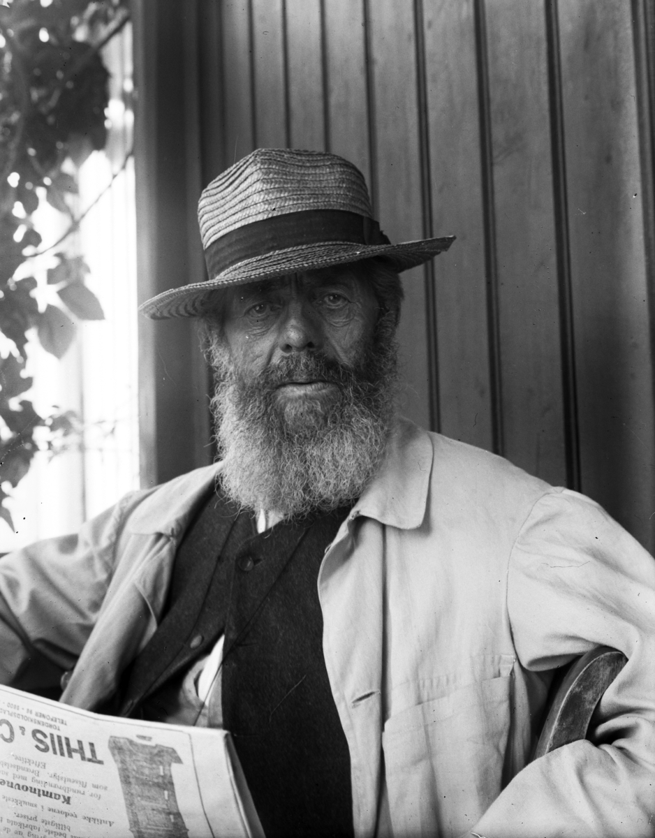 Kristian Heramb, Andreas Heramb leser avisa utendørs.