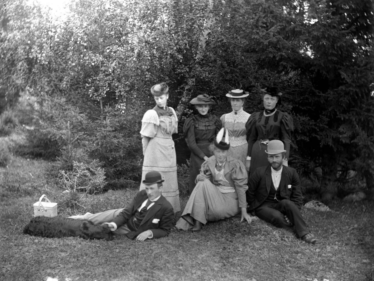 Martin Finborud, Gruppe kvinner og menn på tur i skogen.