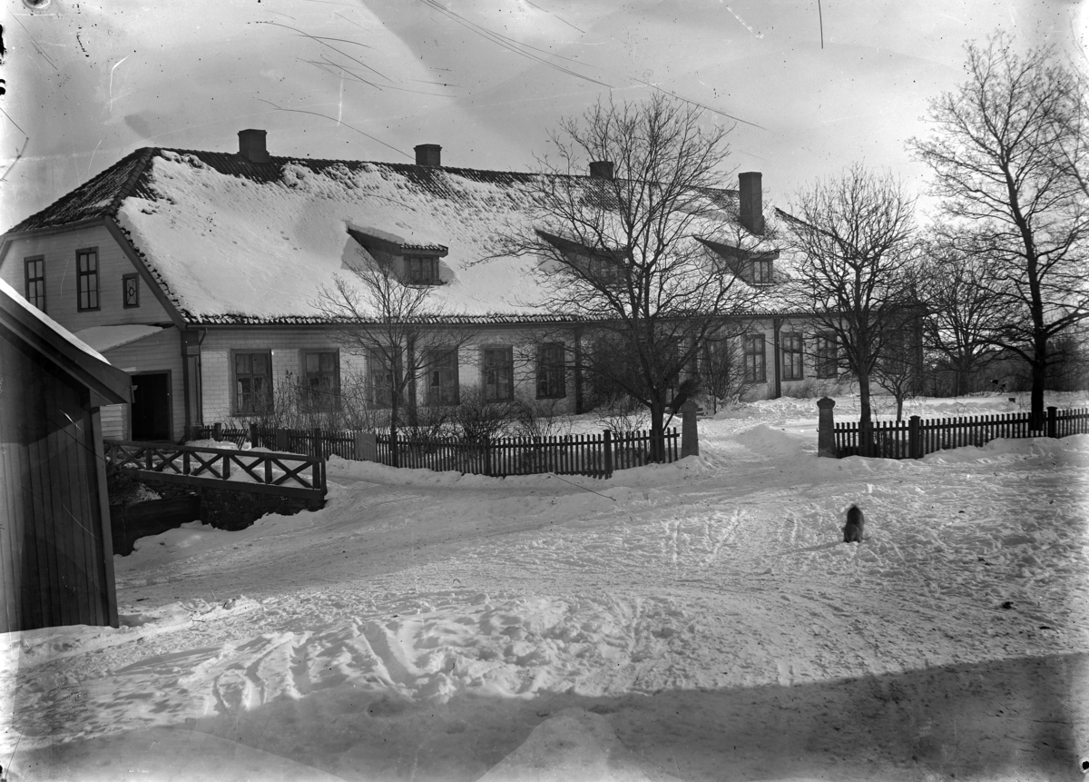 Martin Finborud, Hovedbygningen på Grefsheim gård, Nes, Hedmark. Vinter. Før 1902.