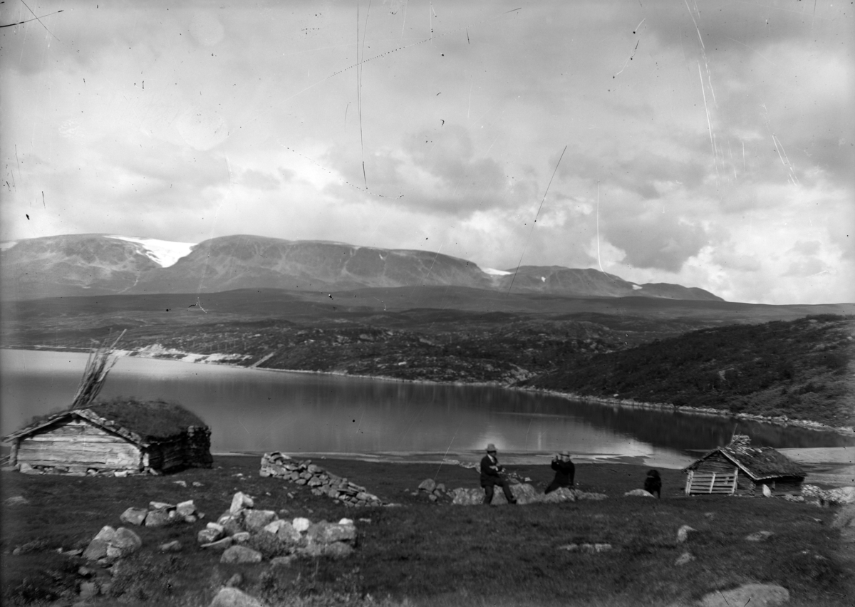 Martin Finborud, Fjellandskap med et vann. To mennesker, og en hund, på en seter.