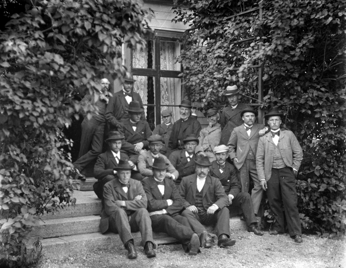 Martin Finborud, Stor gruppe menn på trappa til et hus. Grefsheim gård, Nes, Hedmark.
