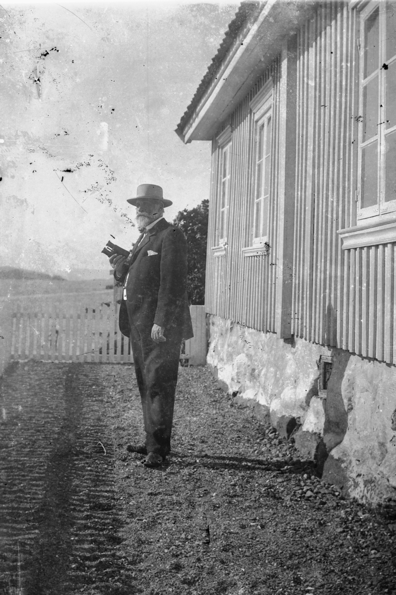 Hans Emil Erichsen, Ukjent mann på ukjent sted.