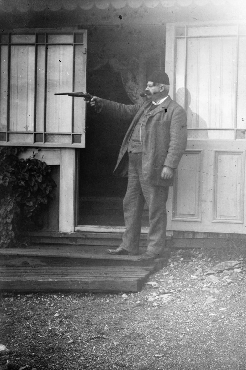 Hans Emil Erichsen, Ukjent mann skyter med pistol. Våpen.