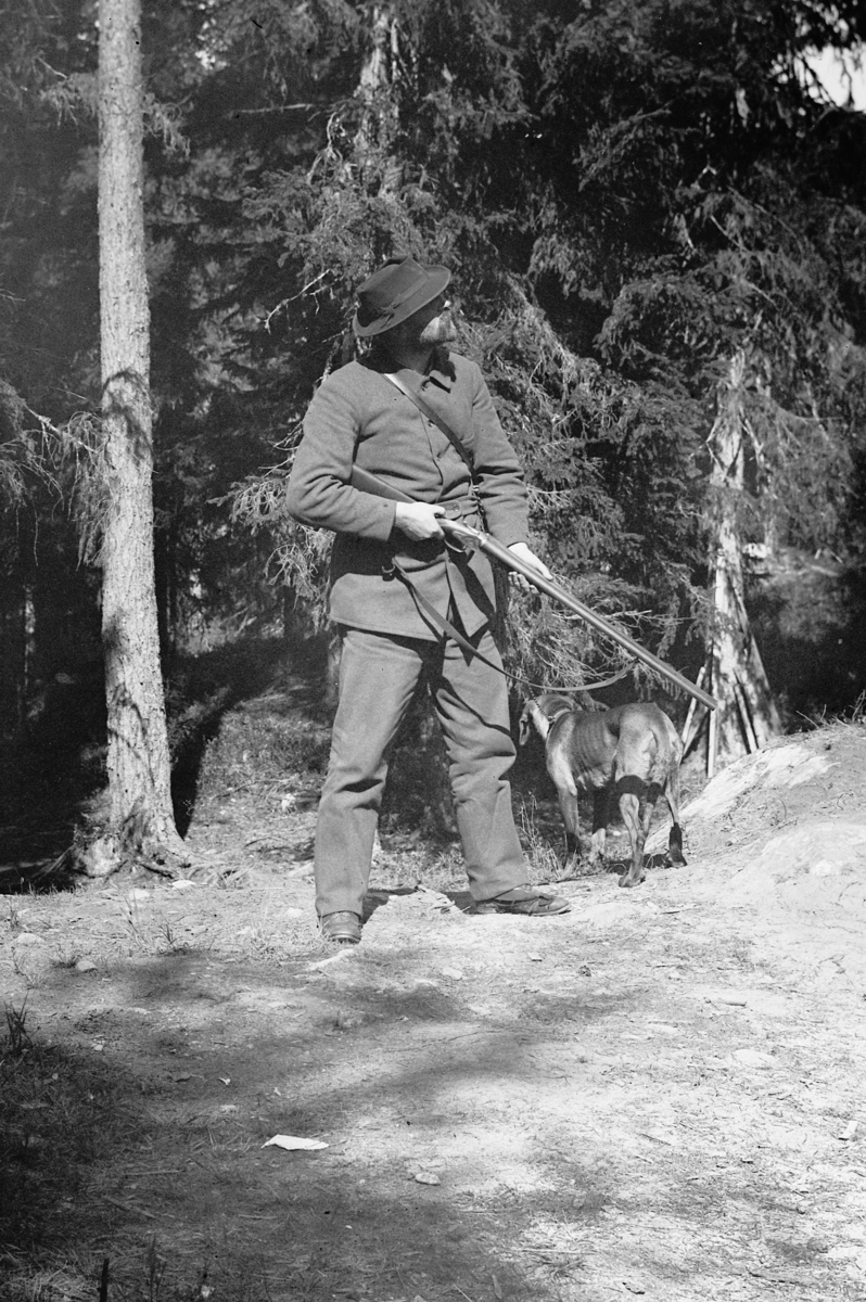 Hans Emil Erichsen, Ukjent mann på jakt med hund og gevær.