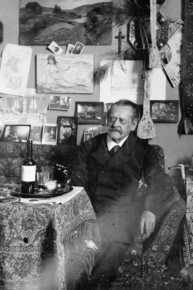 Hans Emil Erichsen, Ukjent mann ved bord. Flaske og glass.