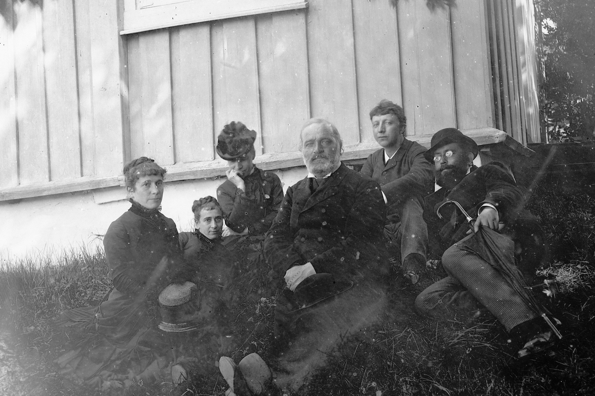 Hans Emil Erichsen, Gruppe voksne ute. Ukjente.