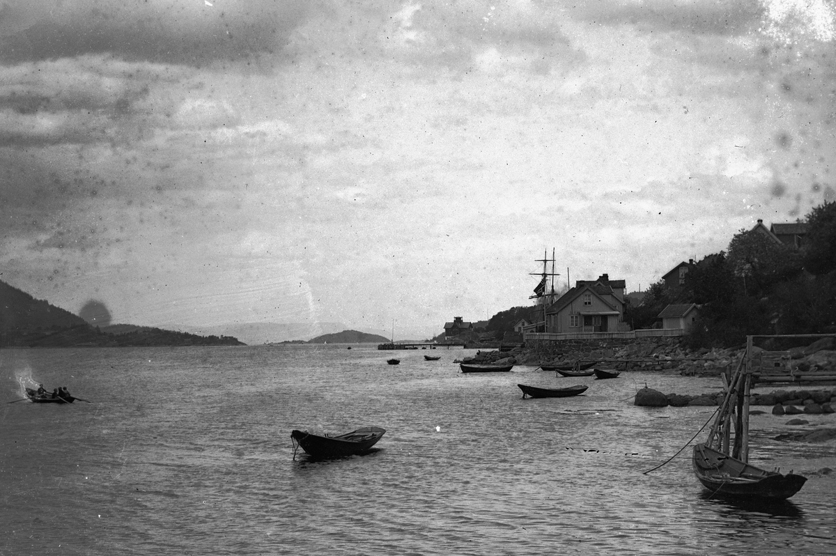 Hans Emil Erichsen, Drøbak, Universitetets marin-biologiske stasjon sees midt i bildet. Robåter. Drøbak syd. Huset nærmest er antagelig "Arken", Strandveien 17. Antagelig tatt ca år 1900.