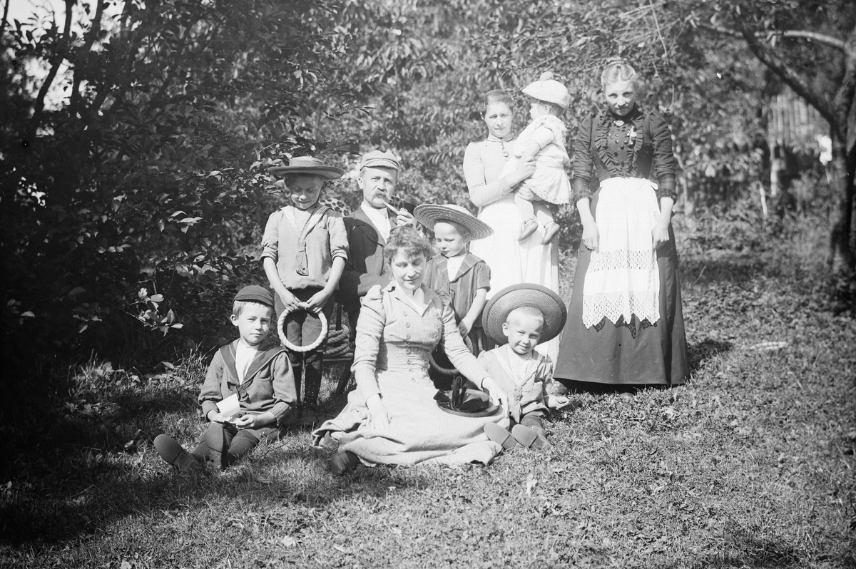 Hans Emil Erichsen, Gruppe ukjente voksne og barn ute.