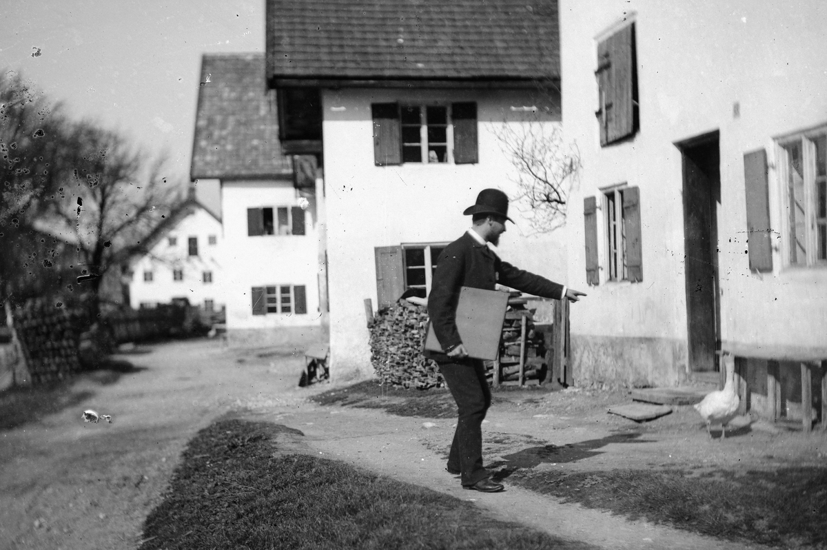Hans Emil Erichsen, Ukjent mann. Utenlands?
