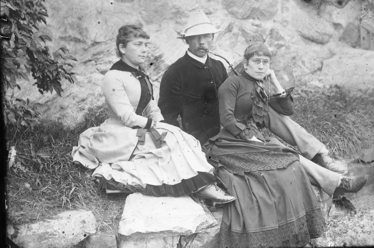 Hans Emil Erichsen, 3 personer ute. Fra venstre er ukjent, Ludvig Skramstad (1855-1912), Vincentia Sofie Emma Guidotti Skramstad (1852 - 1944).