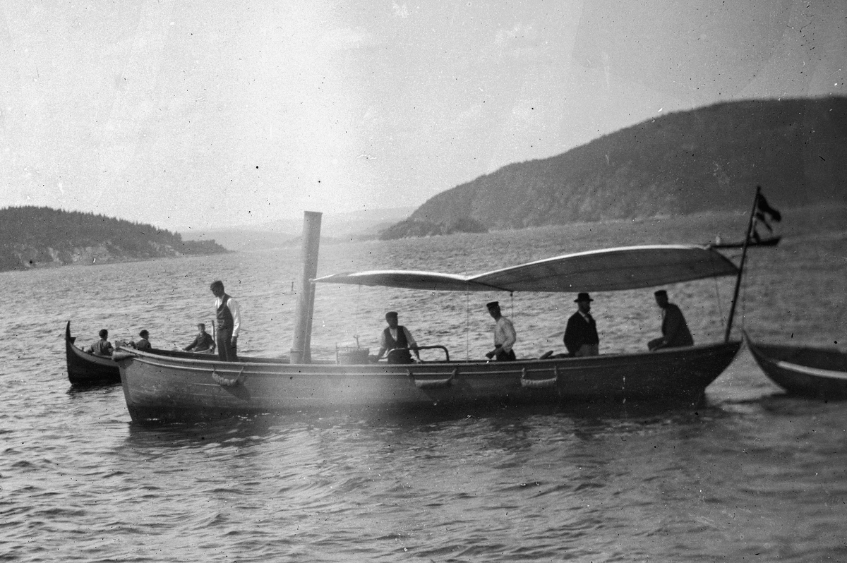 Hans Emil Erichsen, Dampbåt og robåt. Trolig i Drøbaksundet.