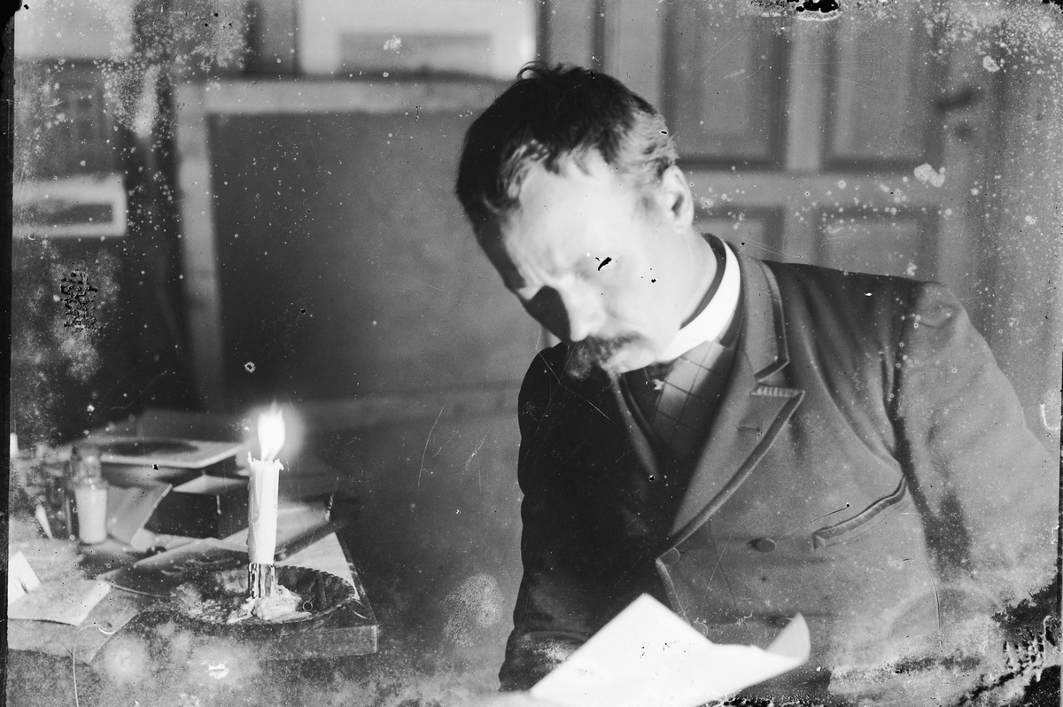 Hans Emil Erichsen, Ludvig Skramstad leser brev. Stearinlys.