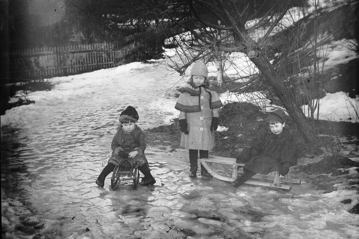 Hans Emil Erichsen, 3 ukjente jenter leker ute. Kjelker.