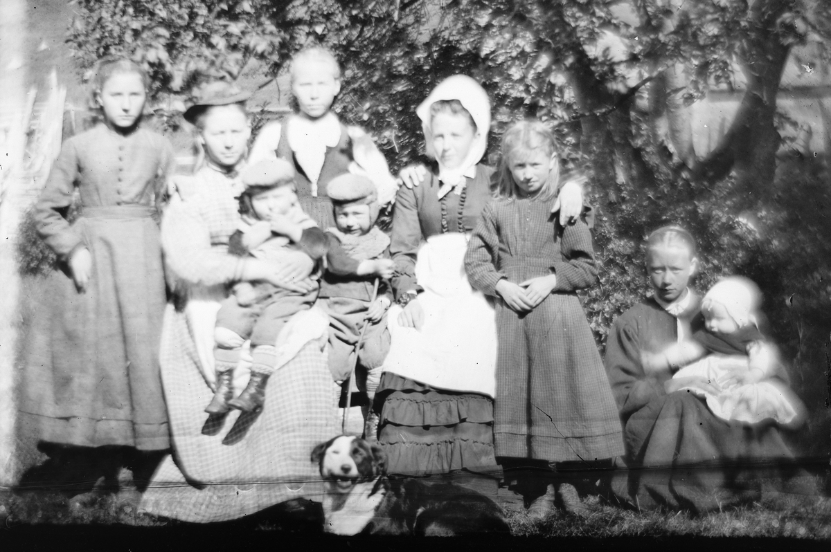 Hans Emil Erichsen, Gruppe ukjente kvinner og barn ute ved skolehuset i Skudneshavn.