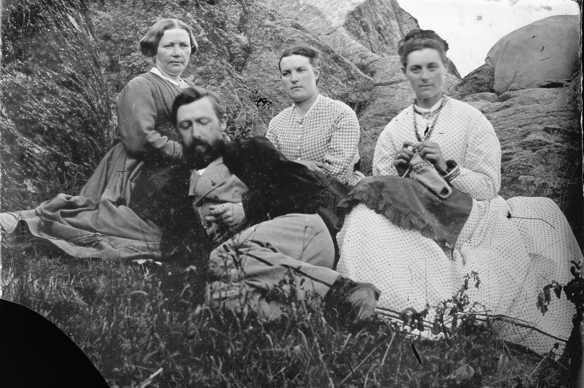 Hans Emil Erichsen, Gruppe med 3 kvinner og en mann ute. Ukjente. Kvinne med strikketøy. Sve i Vågå (?).