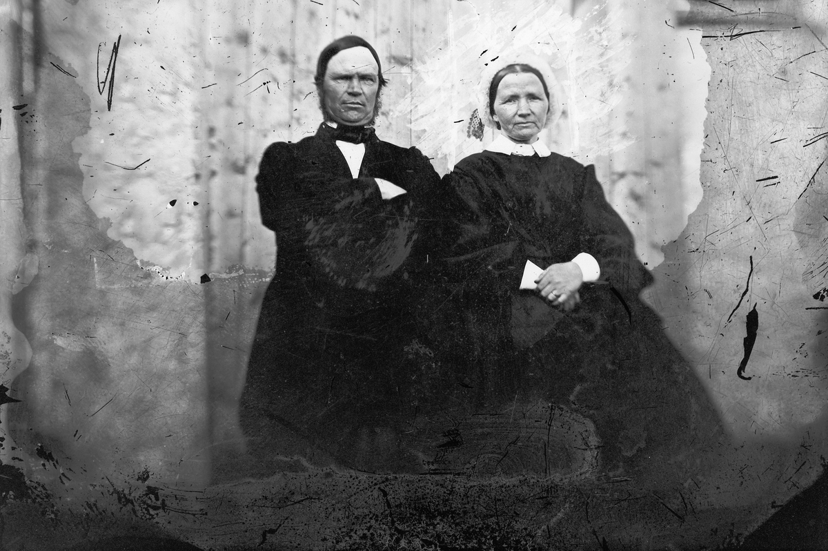 Hans Emil Erichsen, Edvard Erichsen (1821-1885 og hustru Andrine (1819-1870), Øvre Schultzehaugen, Kritiania. Konvolutt merket "Edvard og Karen Erichsen 1865“. Dei har 1850-åra sin svung over seg, han med ein liten puff på bonjour-ermetoppen, ho med ein kjole med stor vidde både i stakk og erme.
