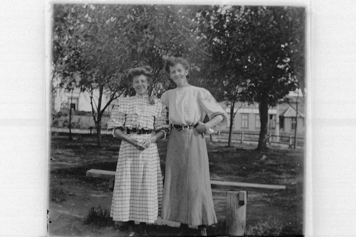 Hans Emil Erichsen, Ingrid og Karin Erichsen (?).