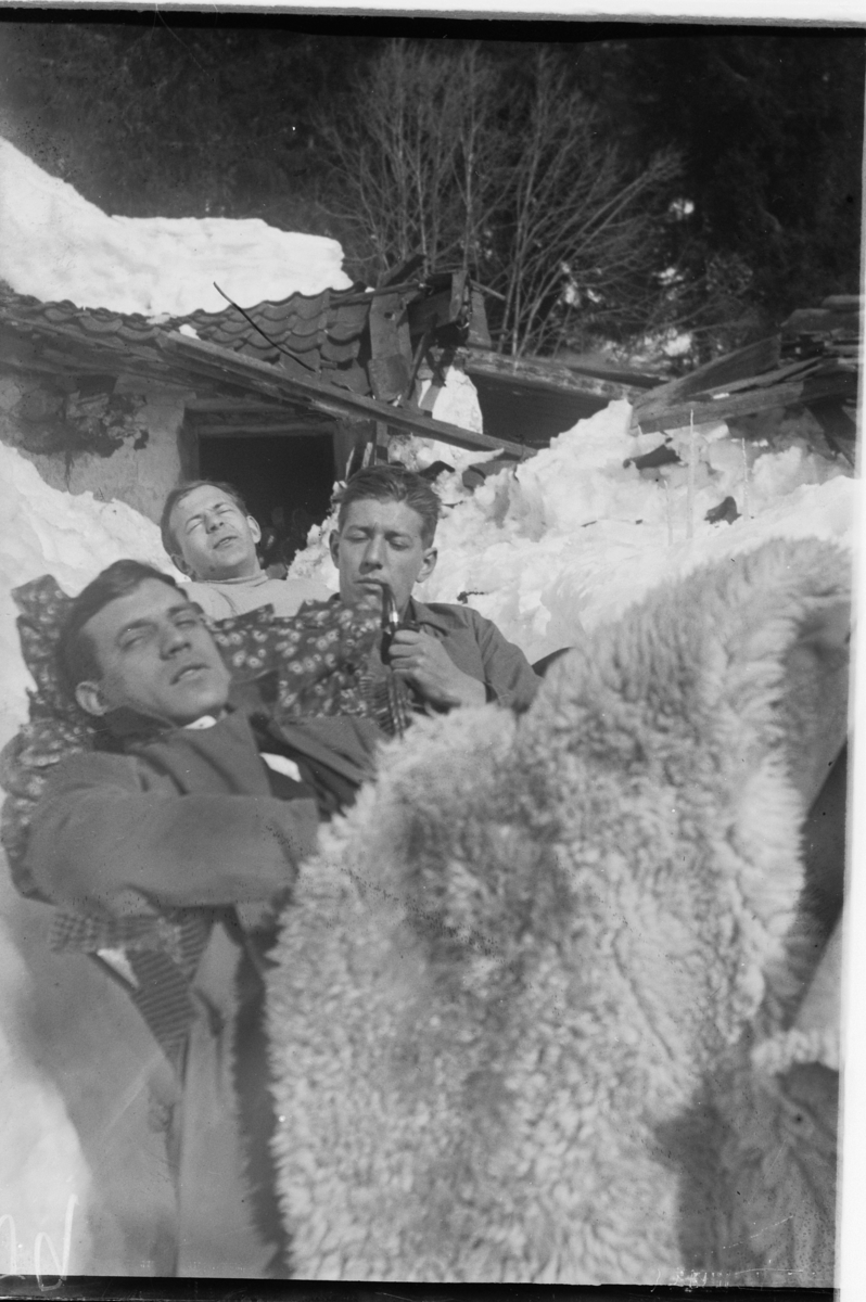 Hans Emil Erichsen, 3 menn soler seg på Aasjordet i 1915. Fra venstre er ingeniør Torsen, Johansen, fabrikkinspektør Jensen.