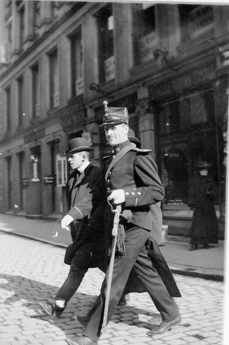 Hans Emil Erichsen, 3 ukjente menn. Militæruniform. Sabel.
