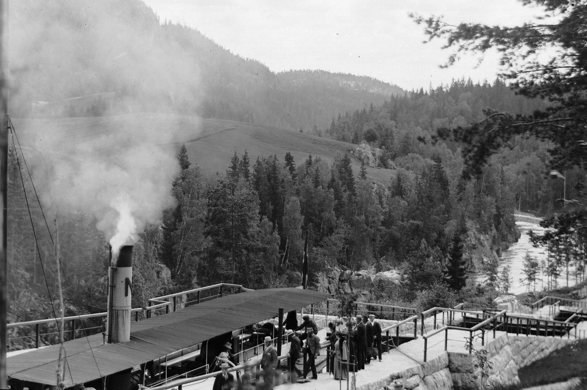 Hans Emil Erichsen, Vrangfoss sluser i Telemarkskanalen. Passasjerer og mannskap.