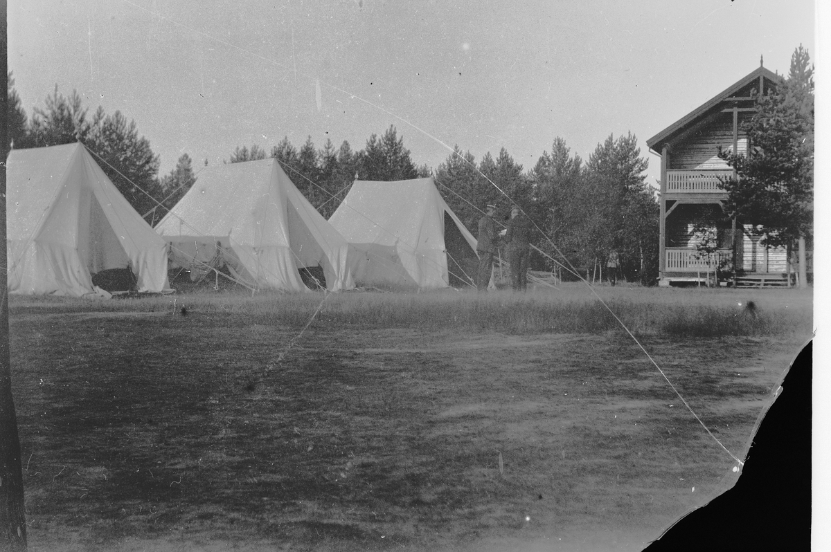 Hans Emil Erichsen, Militærtelt. To menn i uniform.