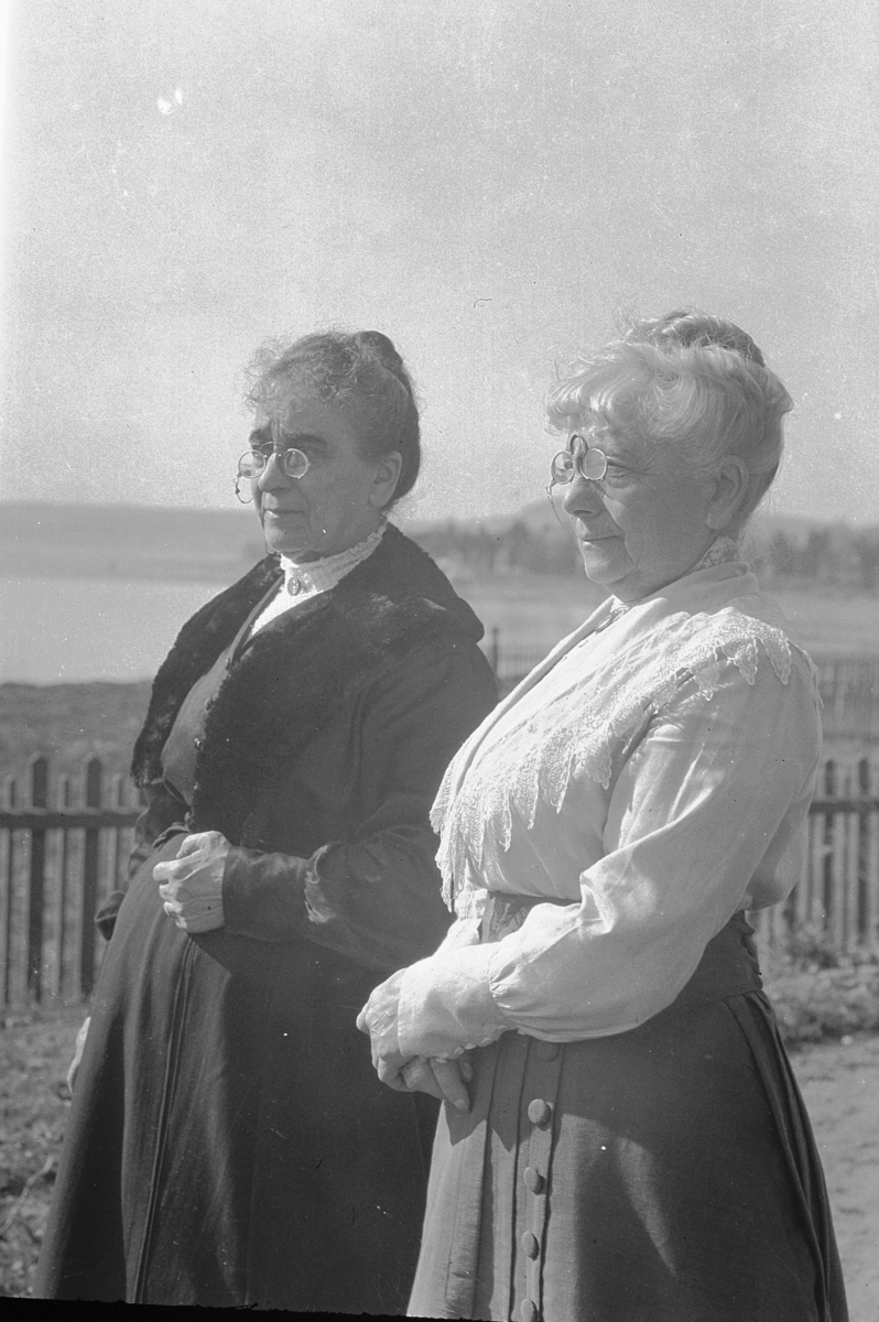 Hans Emil Erichsen, To kvinner. Ukjente.