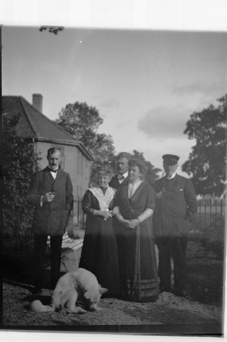Hans Emil Erichsen, Fem voksne ute i hage. Hund.