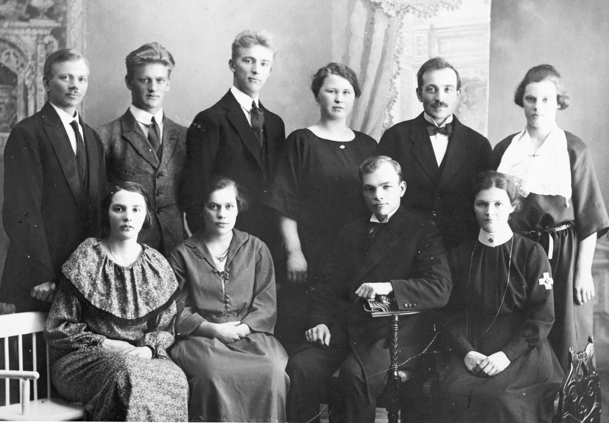 Ukjent, Metodistkirken i Lillehammer, Søndagsskolens personale i Lillehammer methodistkirke. Januar 1924. Stående fra v. : Ole Dalen, Martin Finsveen, Bjarne Hellmuth-Olsen, Julie Nygaard, Emil Olsberg, Karoline Olestad Sittende fra v. : Ingeborg Olsen, Ruth Hansen, pastor Eilert Bernhardt, Kora Revheim