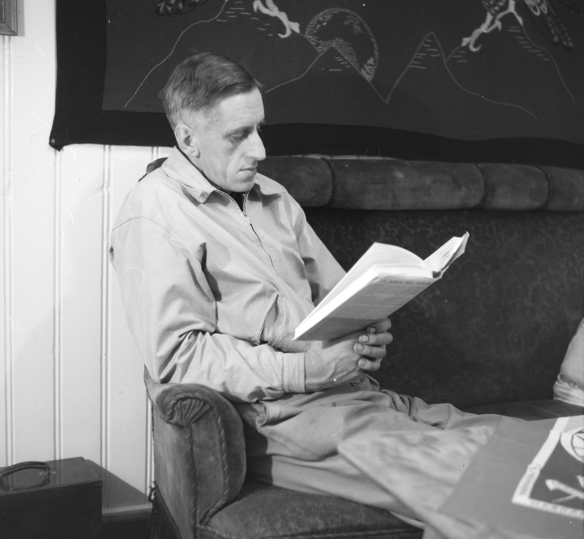 Håkon Prestkværn, Ukjent mann leser en bok.