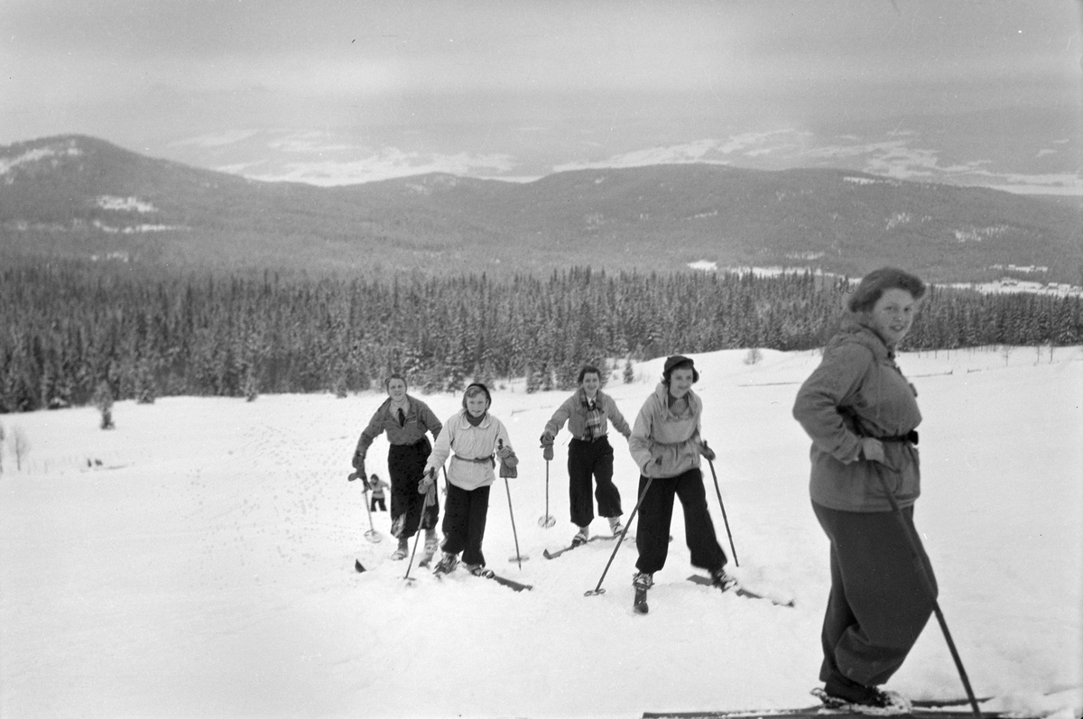 Håkon Prestkværn, Vinter, ukjente kvinner ute på ski, skiantrekk, ukjent sted.