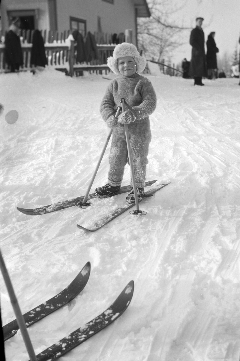 Håkon Prestkværn, Barn på ski, lek vinter.