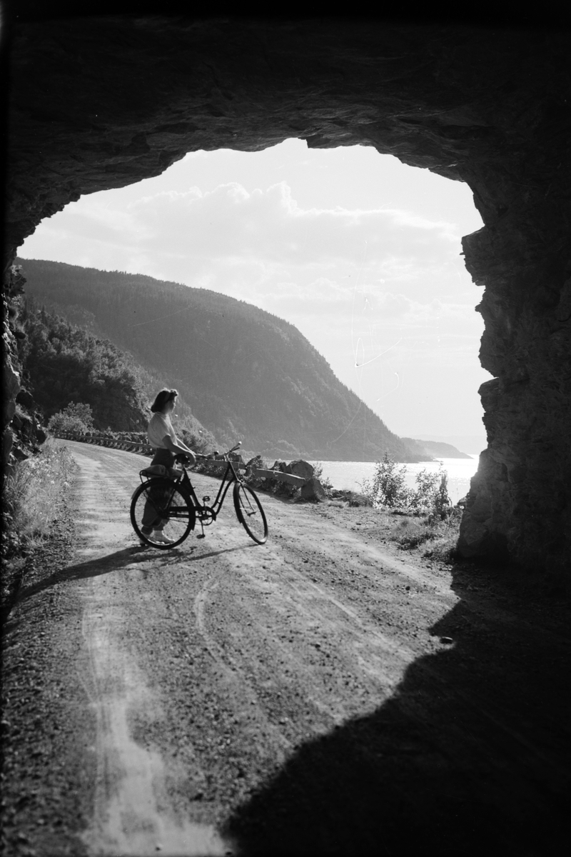 Håkon Prestkværn, Kvinne med sykkel, tunnelåpning, landskap. Ukjent sted.