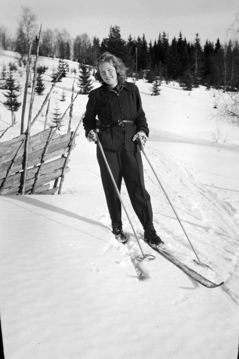 Håkon Prestkværn, Kvinne, på ski. Skiantrekk. ukjent