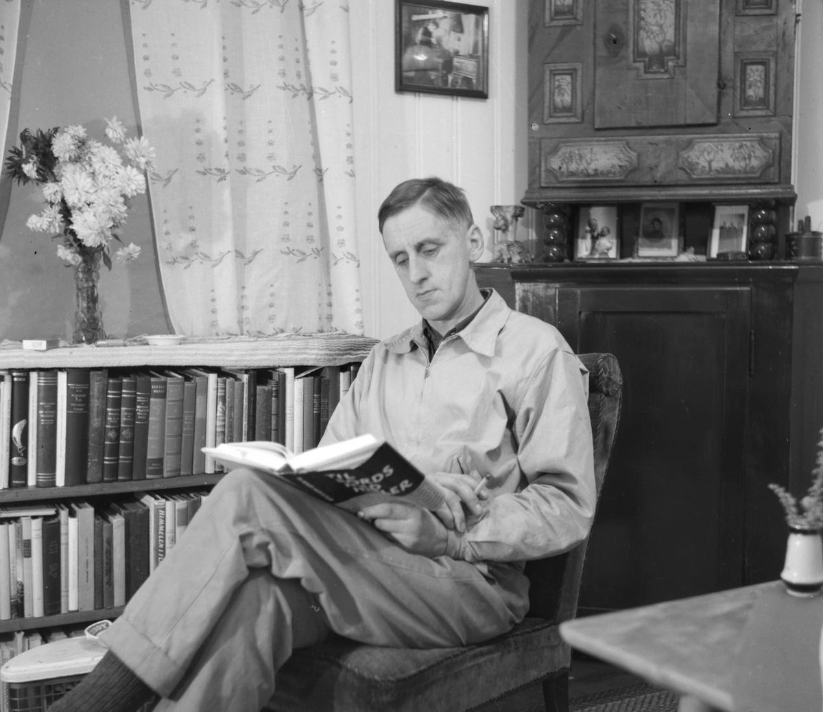 Håkon Prestkværn, Sverre Bårdseth, leser bok, interiør, ukjent sted.