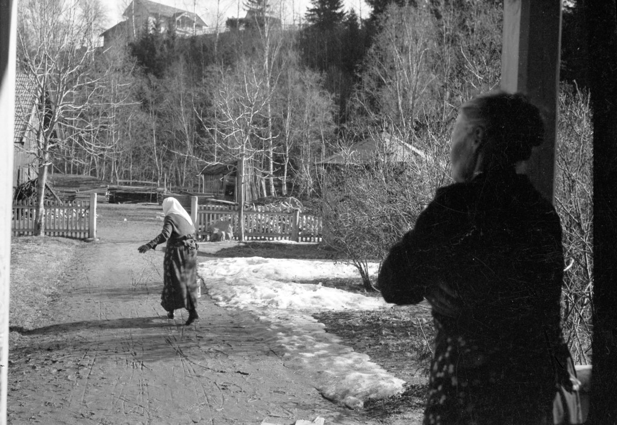 Håkon Prestkværn, Dette er tatt fra inngangsdøra på Løkkekværn Gård, fotografens hjemsted. Kvinnen nærmest fotografen er hans mor, Gunda Amalie Prestkværn.