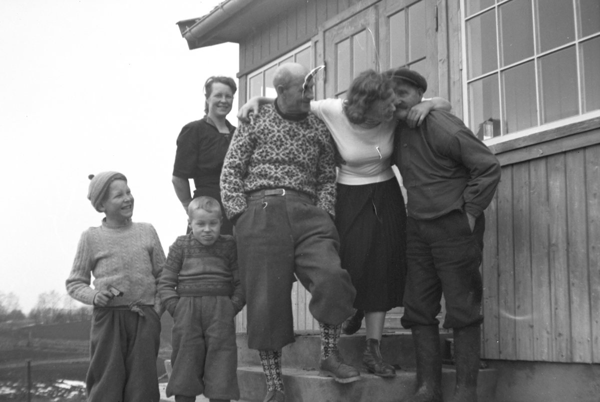 Håkon Prestkværn, Gruppe 6, barn og voksne, ukjente.