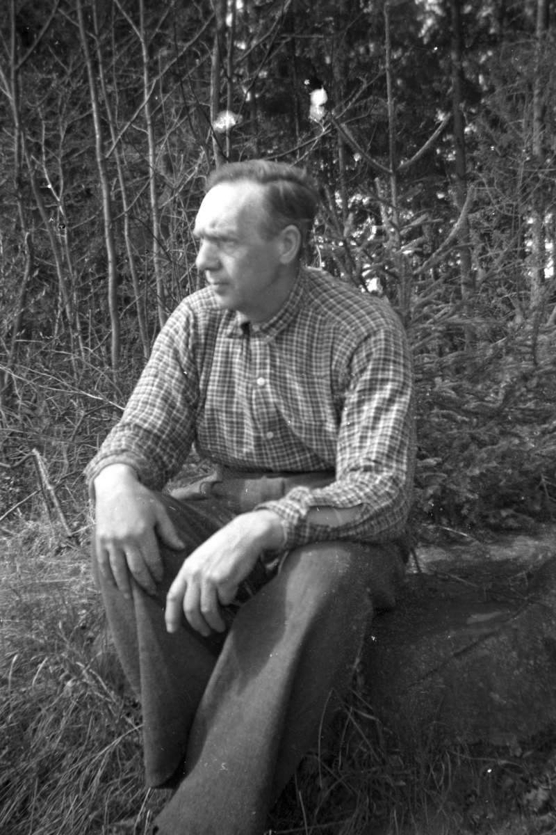 Håkon Prestkværn, Maleren Even Framdal, 1893-1983. Portrett tatt utenfor boligen sin i Hamborg. Kjent for sin malerier med motiver fra Ringsaker.